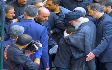ویدئو | لحظه در آغوش گرفتن نوه‌ های رئیس جمهور شهید توسط رهبر انقلاب