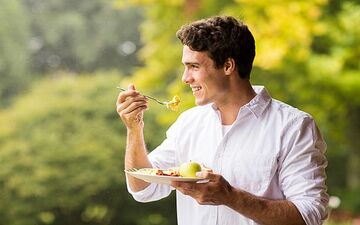  غذا خوردن احساسی و تفاوتش با پرخوری چیست؟