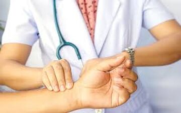 به این دلیل مهم پزشک نبض بیمار را می گیرد!