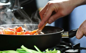 این موقع شام بخورید تا چربی شکمی نداشته باشید