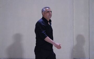 
ساکت الهامی در نزدیکی نیمکت نساجی