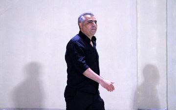 
ساکت الهامی در نزدیکی نیمکت نساجی