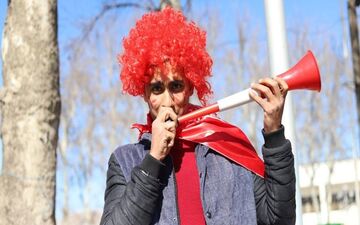 حاشیه دیدار پرسپولیس - آلومینیوم| مربیان پرسپولیس با اتومبیل شخصی به ورزشگاه آمدند