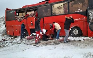 مصدومیت 17 تفر در اثر واژگونی اتوبوس قم_شاهین دژ 