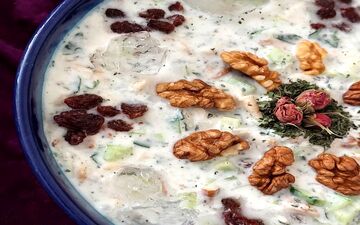 طرز تهیه آب دوغ خیار | تو تابستان این غذای ساده رو حتما درست کن!