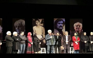 
"پارسا پیروزفر" بهترین بازیگر جشنواره تئاتر فجر شد/ تندیس بهترین بازیگر زن در دستان "نسیم ادبی" + عکس