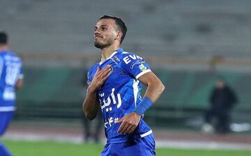 حضور بازیکن استقلال در ساختمان باشگاه پرسپولیس