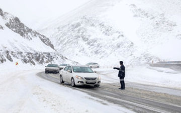 بارش برف و باران در ۱۲ محور مواصلاتی کشور
