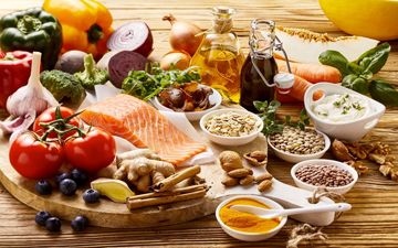 کدام مواد غذایی التهاب را تشدید می‌کنند و کدام یک آن را مهار می‌کنند؟