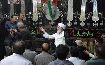 دیدار نماینده ولی‌فقیه و امام جمعه کرمانشاه با مردم شاطرآباد در مسجد انصار‌الحسین به روایت تصویر