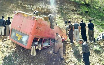 واژگونی مینی بوس حامل دانش آموزان در خوزستان/حال دو تن از مصدومان وخیم است