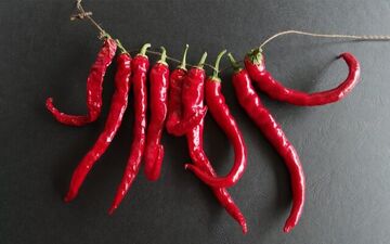 چه چیزی در غذای تند وجود دارد که با خوردن آن عرق می‌ریزیم؟