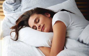 خوابیدن روی شکم چه مضراتی دارد؟