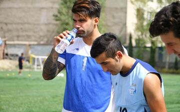 طعنه تند و سنگین دروازه بان استقلالی به پرسپولیسی ها/عکس 