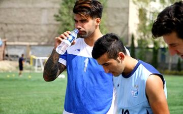 طعنه تند و سنگین دروازه بان استقلالی به پرسپولیسی ها/عکس 