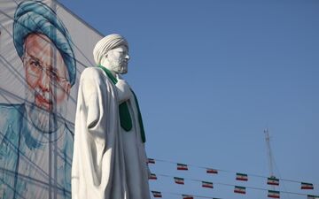 حادثه در اردبیل؛ سقوط مجسمه شهید رئیسی خبرساز شد + عکس
