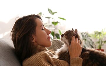 واکنش گربه‌ها به میومیوهای انسان: آیا معنی آن را درک می‌کنند؟