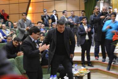 اهدای تندیس مهر حقوق بشر به علی دایی اسوره فوتبال ایران در کرمانشاه