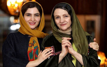 تصویری دلنشین و خندان از نورا هاشمی در کنار مادرش گلاب آدینه