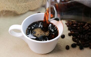 این افراد دور قهوه غلیظ خط قرمز بکشند