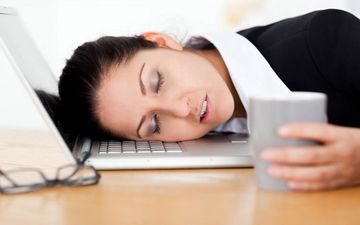 چرا زیاد می‌خوابیم؟