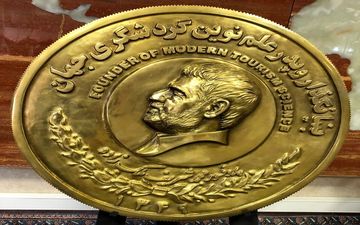 تندیس پدر علم نوین مدیریت گردشگری به یک دانشمند ایرانی اهدا می‌شود