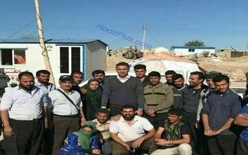 احمدرضا عابدزاده پای درد دل زلزله زدگان کرمانشاه/عکس