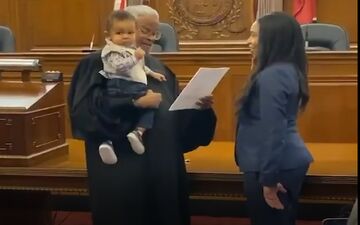 اقدام جالب قاضی دادگاه هنگام مراسم سوگند خانم وکیل