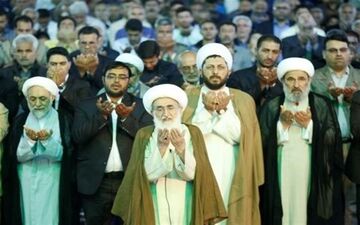 اقامه نماز جماعت شب نیمه شعبان به امامت آیت‌الله نوری همدانی