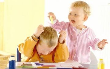 از کجا بفهمیم کودکمان بازیگوش است یا بیش فعال؟