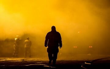  نامشخص ماندن علت آتش‌سوزی در انبارهای غرب تهران