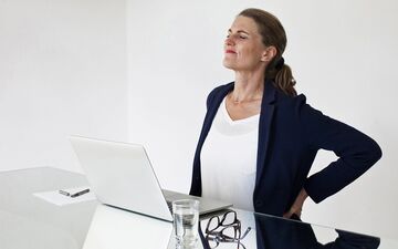  با ۱۳ علت درد گودی کمر آشنا شوید