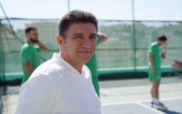جشن تولد امیر قلعه نویی در هواپیما!