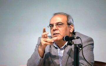  انتقاد عباس عبدی از کسانی که سخنگوی رهبری شده‌اند 