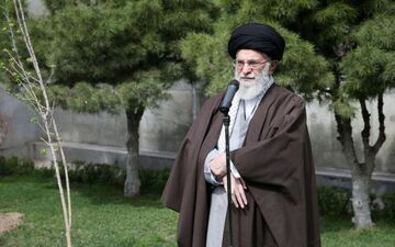رهبر انقلاب : مسئولان مانع از بین رفتن درختان موجود شوند