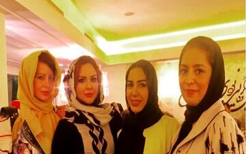 دورهمی بانوان هنرمند در افتتاحیه نمایش مرد بالشی (عکس)