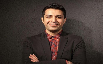 اشکان خطیبی در نمایشگاه انفرادی همسرش