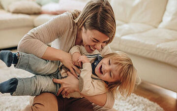 چرا قلقلک دادن بچه ها کار خطرناکی است؟
