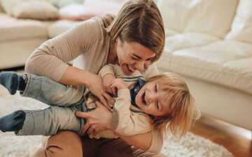 چرا قلقلک دادن بچه ها کار خطرناکی است؟
