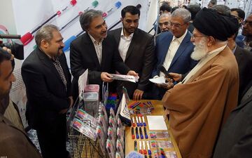 بازدید دو و نیم ساعته رهبر انقلاب اسلامی از نمایشگاه کالای ایرانی