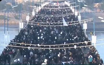 حرکت مردم اهواز به سوی مراسم تشییع پیکرهای سردار سلیمانی و همرزمان شهیدش
