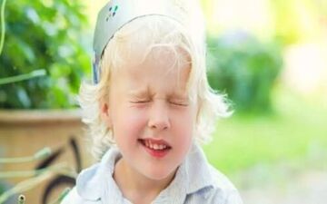 چرا تیک عصبی می‌گیریم؟ | چگونه با تیک زندگی کنیم؟



